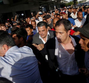 Golpean a Guaidó a su llegada al aeropuerto de Carcas Golpean a Guaidó a su llegada al aeropuerto de Carcas