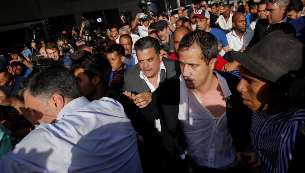 Golpean a Guaidó a su llegada al aeropuerto de Carcas