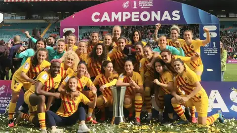 Las jugadoras del Barcelona celebran la Supercopa. Las jugadoras del Barcelona celebran la Supercopa.
