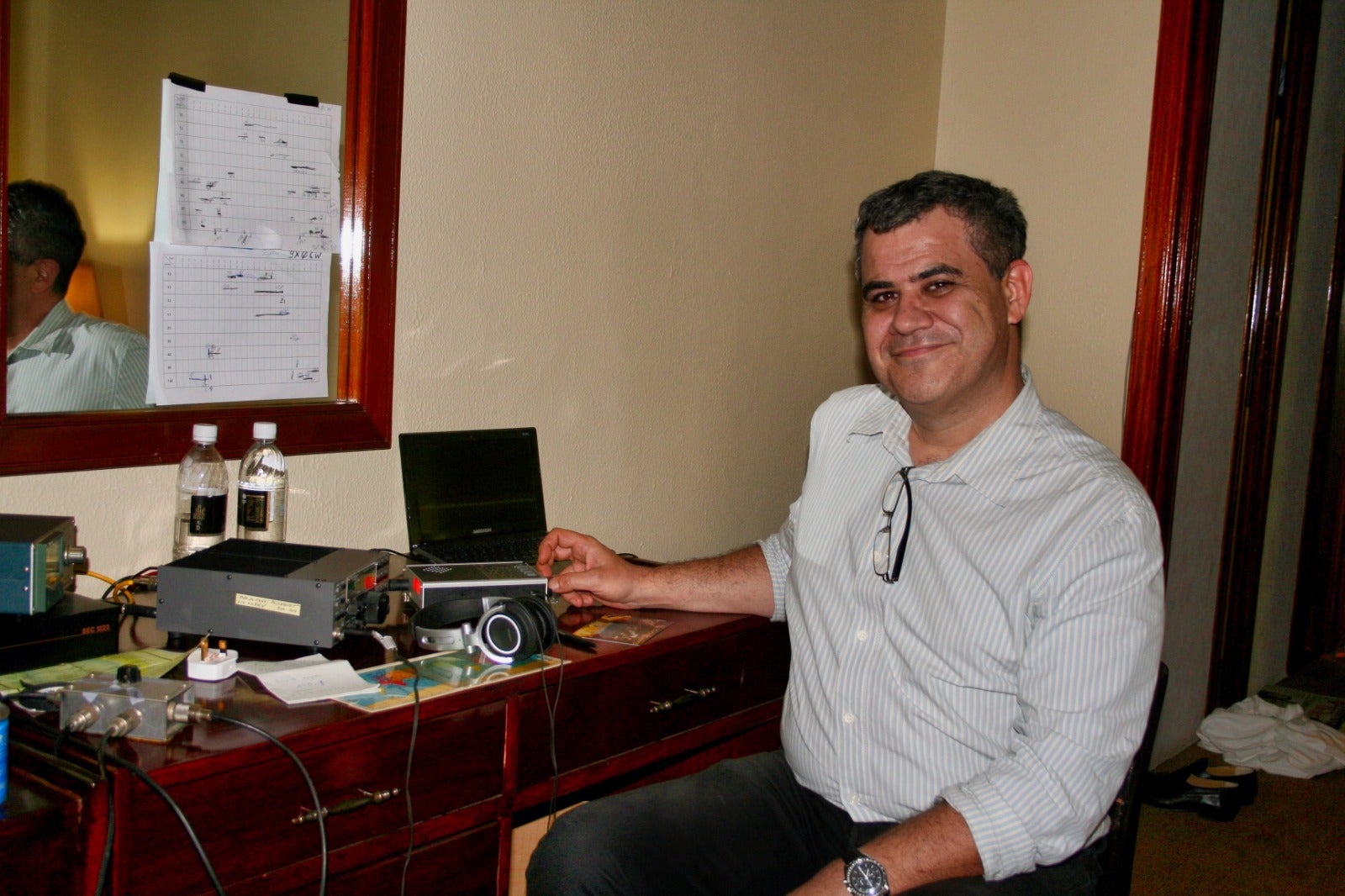 La familia de radioaficionados de Fernando, un español en el Congo: "Son amigos a los que no has visto en persona" La familia de radioaficionados de Fernando, un español en el Congo: "Son amigos a los que no has visto en persona"