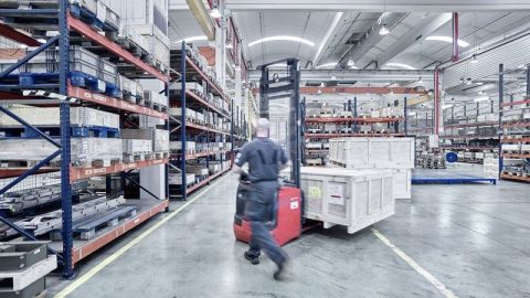 Empleados en la factor&iacute;a de Schindler
