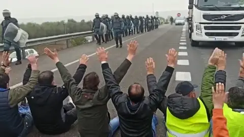 Los agricultores cortan por sorpresa la A-4 en Córdoba en protesta por la crisis del sector Los agricultores cortan por sorpresa la A-4 en Córdoba en protesta por la crisis del sector