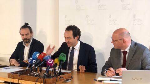 El Conseller Marc Pons, junto al Director de Fundaci&oacute; Impulsa, Antoni Riera y el director general de vivienda, Edu Robsy. 