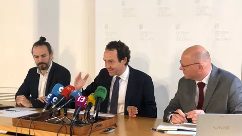 El Conseller Marc Pons, junto al Director de Fundació Impulsa, Antoni Riera y el director general de vivienda, Edu Robsy. El Conseller Marc Pons, junto al Director de Fundació Impulsa, Antoni Riera y el director general de vivienda, Edu Robsy.