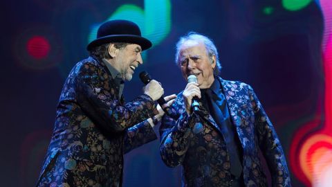 Joaqu&iacute;n Sabina junto a Joan Manuel Serrat durante el concierto en Madrid