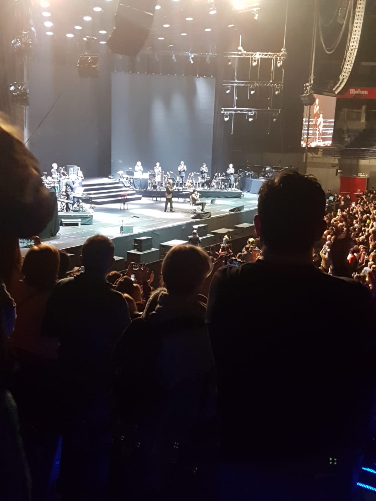 Joaquín Sabina se cae del escenario en el WiZink y anuncia que suspende el concierto: "No se imaginan cuánto lo siento" Joaquín Sabina se cae del escenario en el WiZink y anuncia que suspende el concierto: "No se imaginan cuánto lo siento"