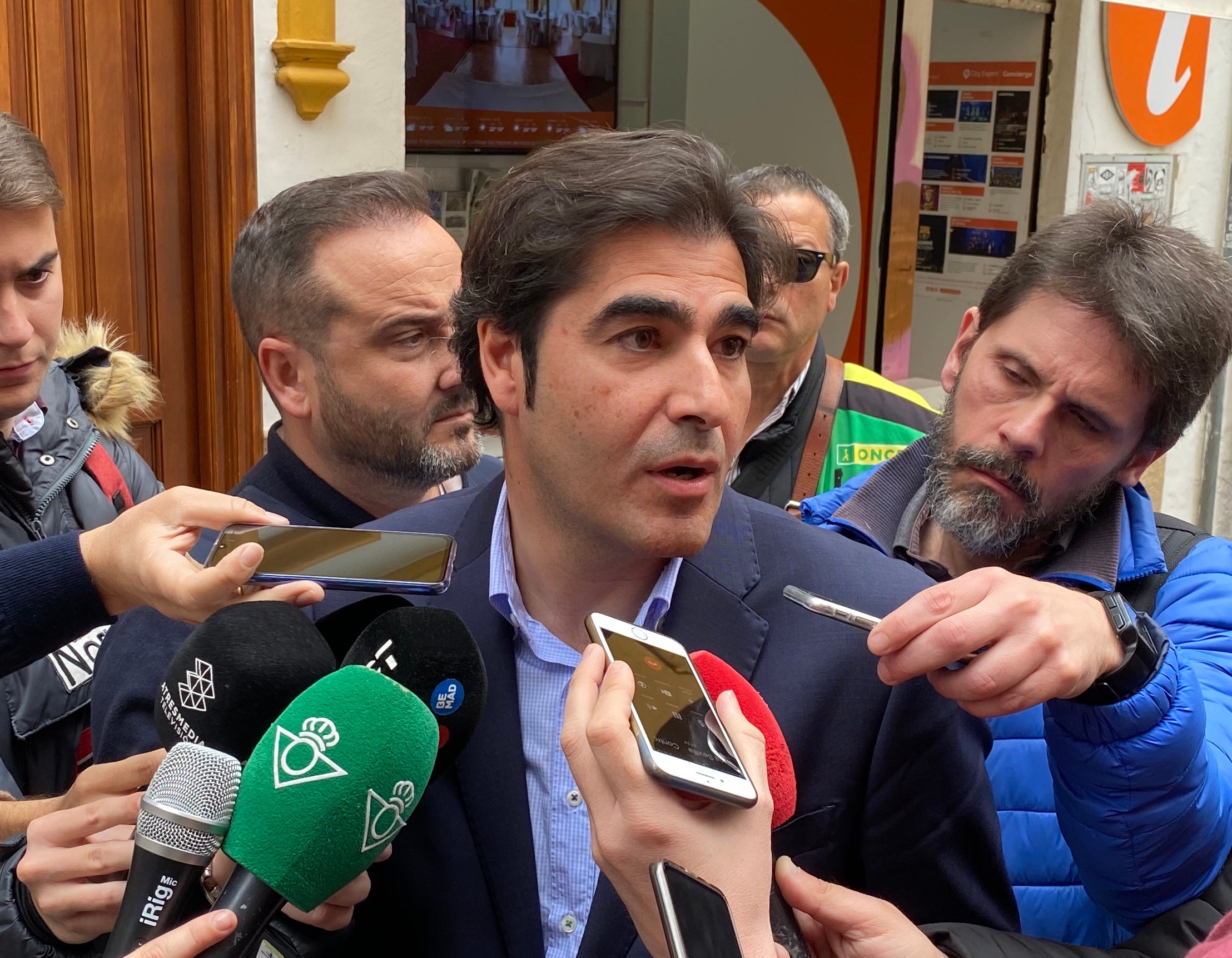 Ángel Haro: "El protocolo para el derbi es muy estricto; llevaremos el escudo del Betis en la mascarilla" Ángel Haro: "El protocolo para el derbi es muy estricto; llevaremos el escudo del Betis en la mascarilla"
