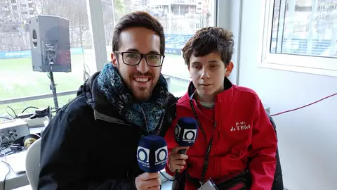 Pere, el niño ciego de Olot que narra partidos del equipo local en la radio Pere, el niño ciego de Olot que narra partidos del equipo local en la radio