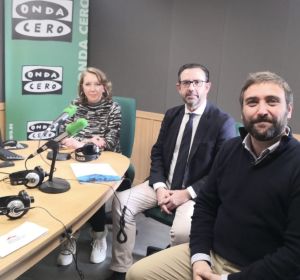 Alejandro Sáenz de San pedro y Pau Comas, entre otros responsables de Hotecma, con motivo del Premio Onda cero Mallorca de la Educación que recibirá la escuela. Alejandro Sáenz de San pedro y Pau Comas, entre otros responsables de Hotecma, con motivo del Premio Onda cero Mallorca de la Educación que recibirá la escuela.