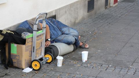 Imagen de archivo de una persona sin hogar