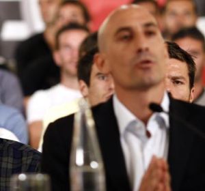 Rubiales con Iker Casillas. Rubiales con Iker Casillas.