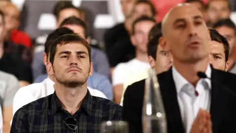 Rubiales con Iker Casillas. Rubiales con Iker Casillas.