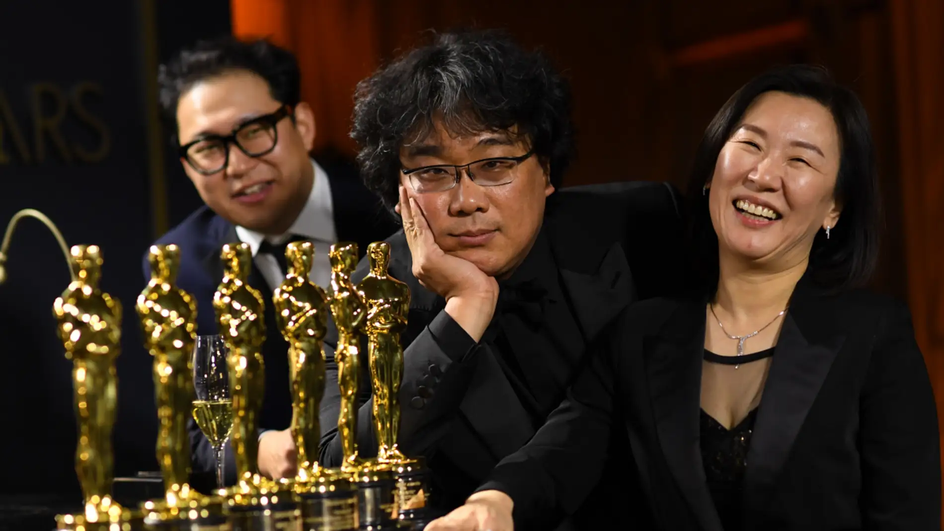 El director surcoreano Bong Joon-ho posa, junto a su productora Kwak Sin-ae, antes los fotógrafos en la noche de los Oscar