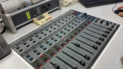 Mesa de mezclas en Onda Cero Gijón Día Mundial de la Radio