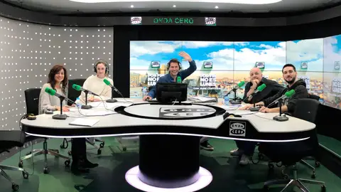 Jaime Cantizano con el equipo de Por fin no es lunes en el estudio 1 de Onda Cero <h3>24 horas en Onda Cero</h3>