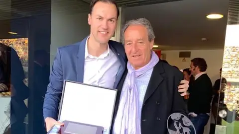 Víctor Varela, consejero delegado del Albacete Balompié, junto al entrenador Julián Rubio en un homenaje que le dedicó el conjunto manchego con motivo de su visita a Cádiz. ELCHE CF