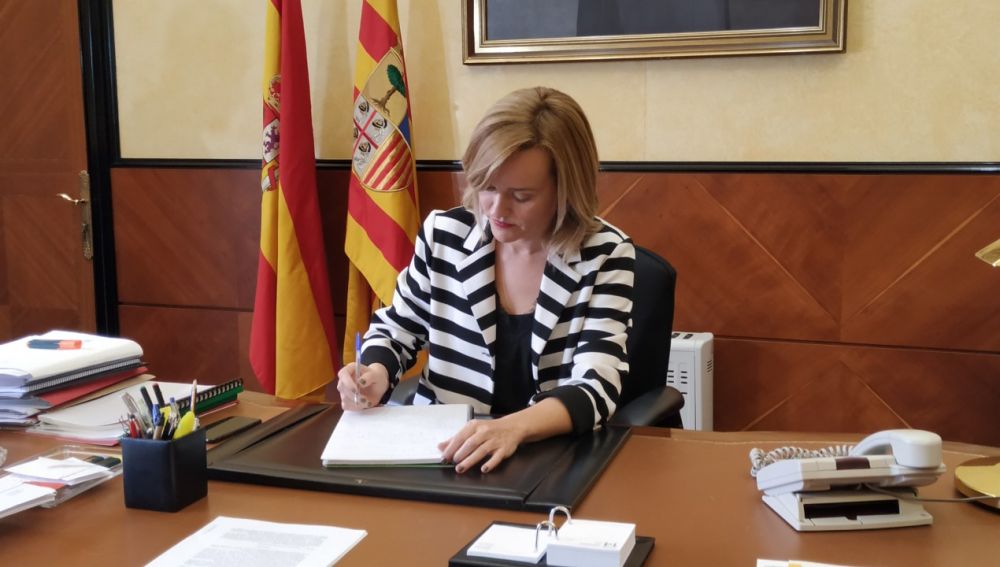 La delegada del Gobierno en Aragón, Pilar Alegría, trabaja en su despacho