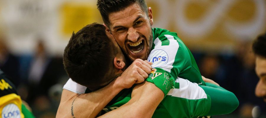 Dos jugadores del Betis Futsal celebran la clasificación. Dos jugadores del Betis Futsal celebran la clasificación.