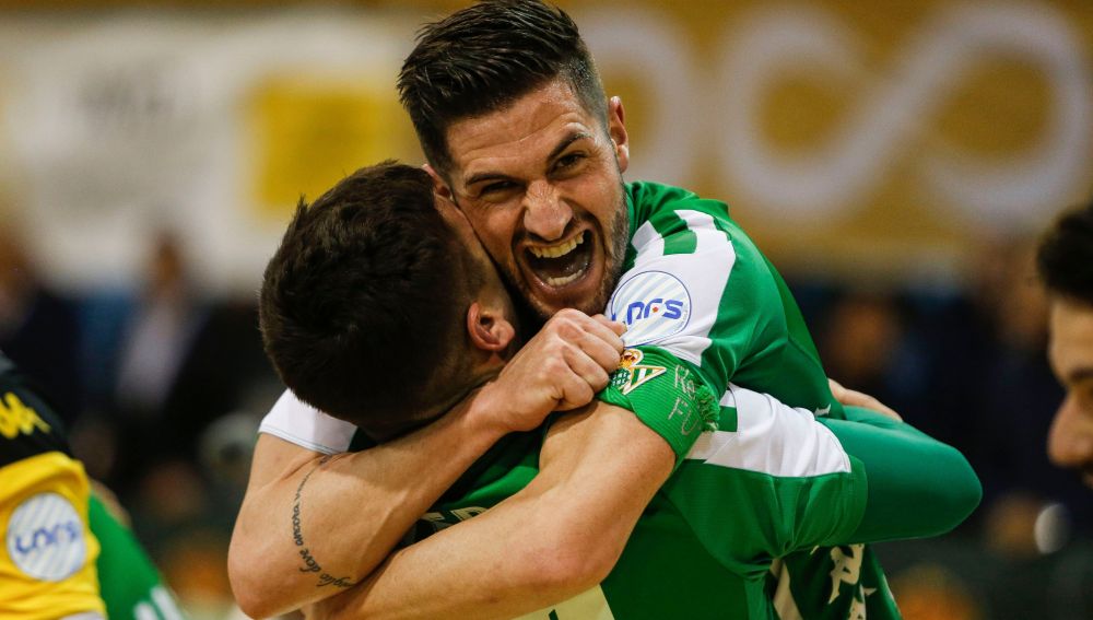 Dos jugadores del Betis Futsal celebran la clasificación.