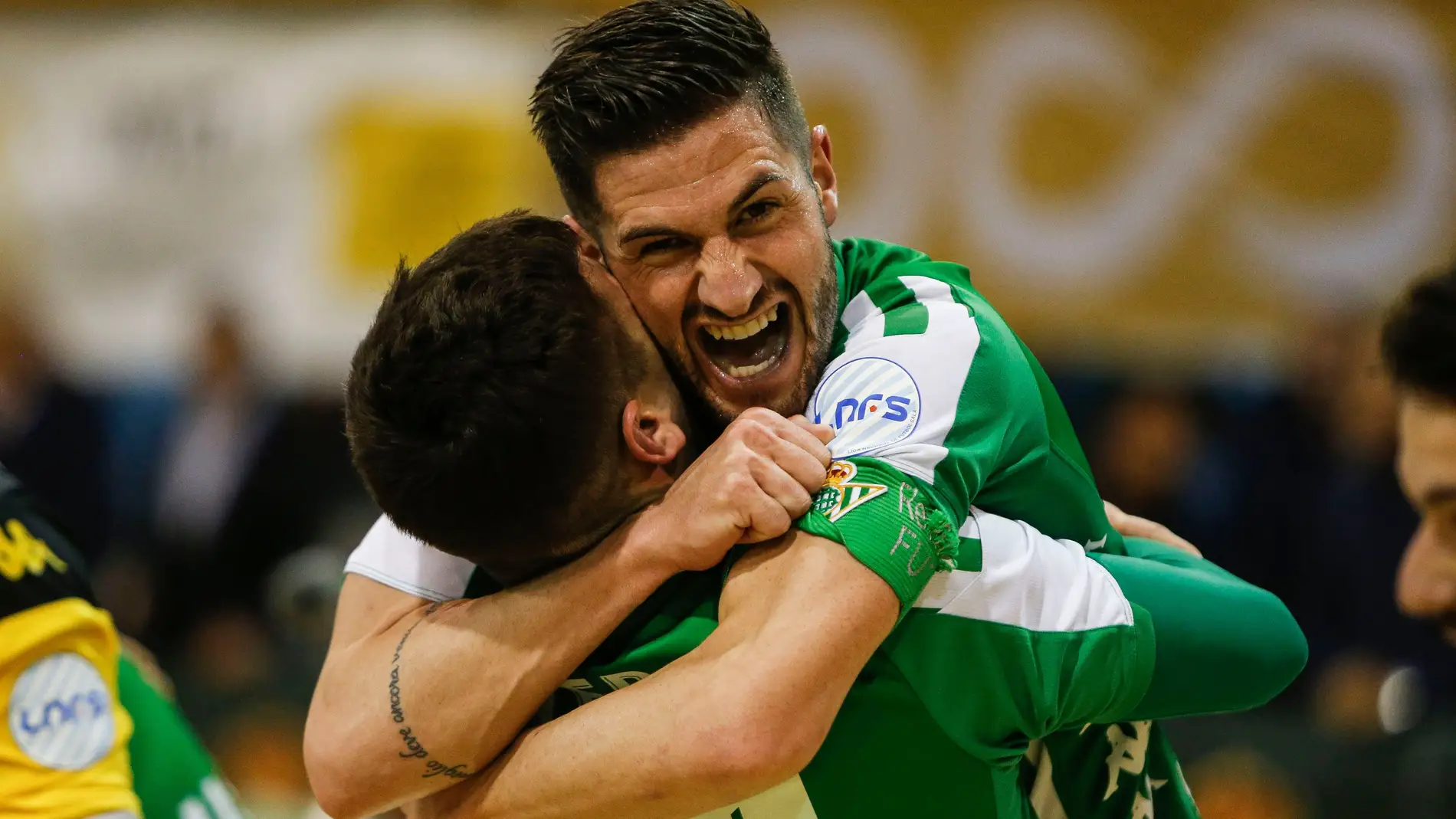 Dos jugadores del Betis Futsal celebran la clasificación.
