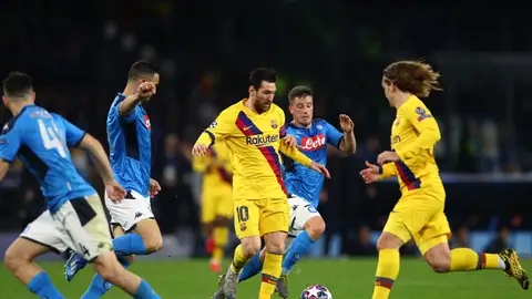 Leo Messi conduce el balón ante los jugadores del Nápoles Leo Messi conduce el balón ante los jugadores del Nápoles