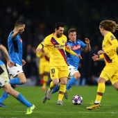 Leo Messi conduce el balón ante los jugadores del Nápoles