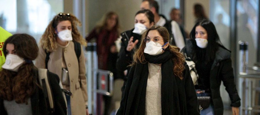 Gente protegida con mascarillas por el coronavirus Gente protegida con mascarillas por el coronavirus