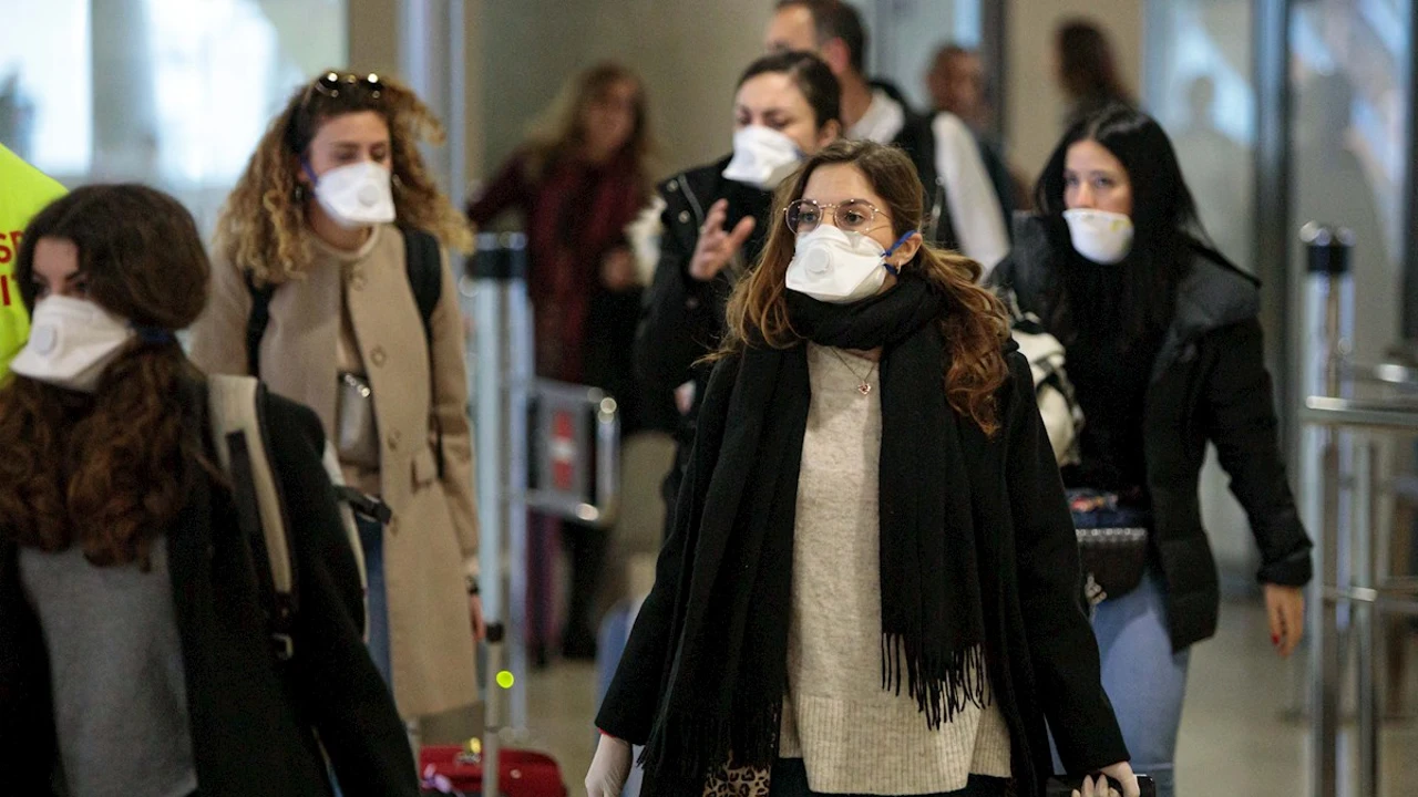 Gente protegida con mascarillas por el coronavirus