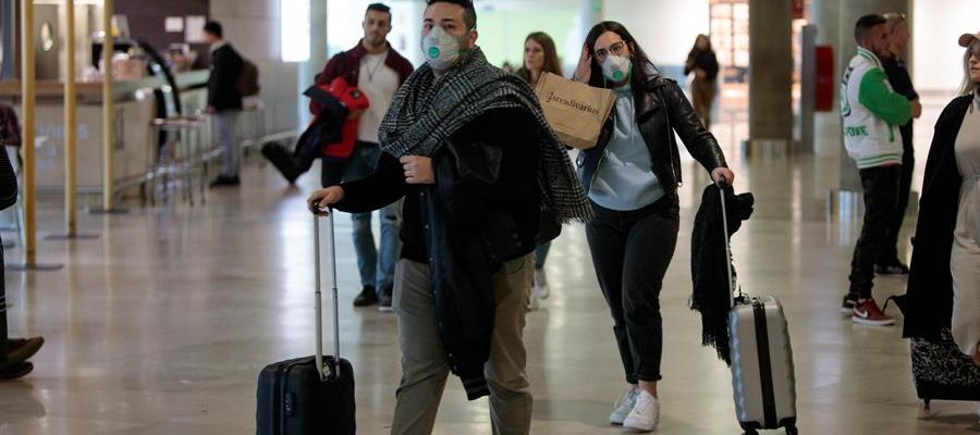 Turistas españoles regresan al aeropuerto de Manises (Valencia) desde Italia Turistas españoles regresan al aeropuerto de Manises (Valencia) desde Italia