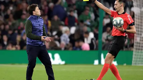 Rubi ve una cartulina amarilla en un partido. Entrenador del Betis