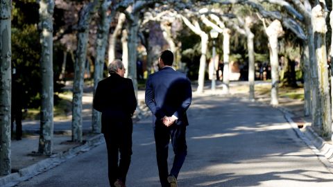 Pedro S&aacute;nchez y Quim Torra pasean por los jardines de Moncloa