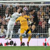 Gabriel Jesús remata ante Sergio Ramos en la jugada del empate del City ante el Real Madrid