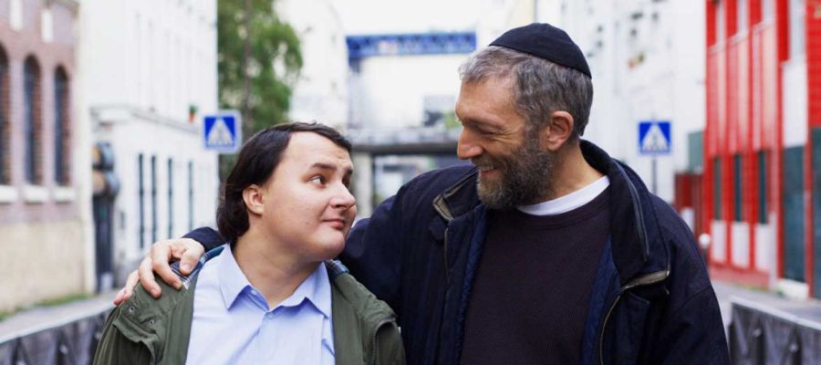 Fotograma de la película 'Especiales', con el actor Vincent Cassel a la derecha de la imagen Fotograma de la película 'Especiales', con el actor Vincent Cassel a la derecha de la imagen