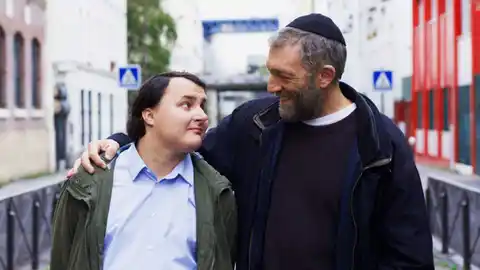 Fotograma de la película 'Especiales', con el actor Vincent Cassel a la derecha de la imagen Los directores de la cinta, que retrata la situación de las familias de personas con autismo, son Olivier Nakache y Eric Toledano