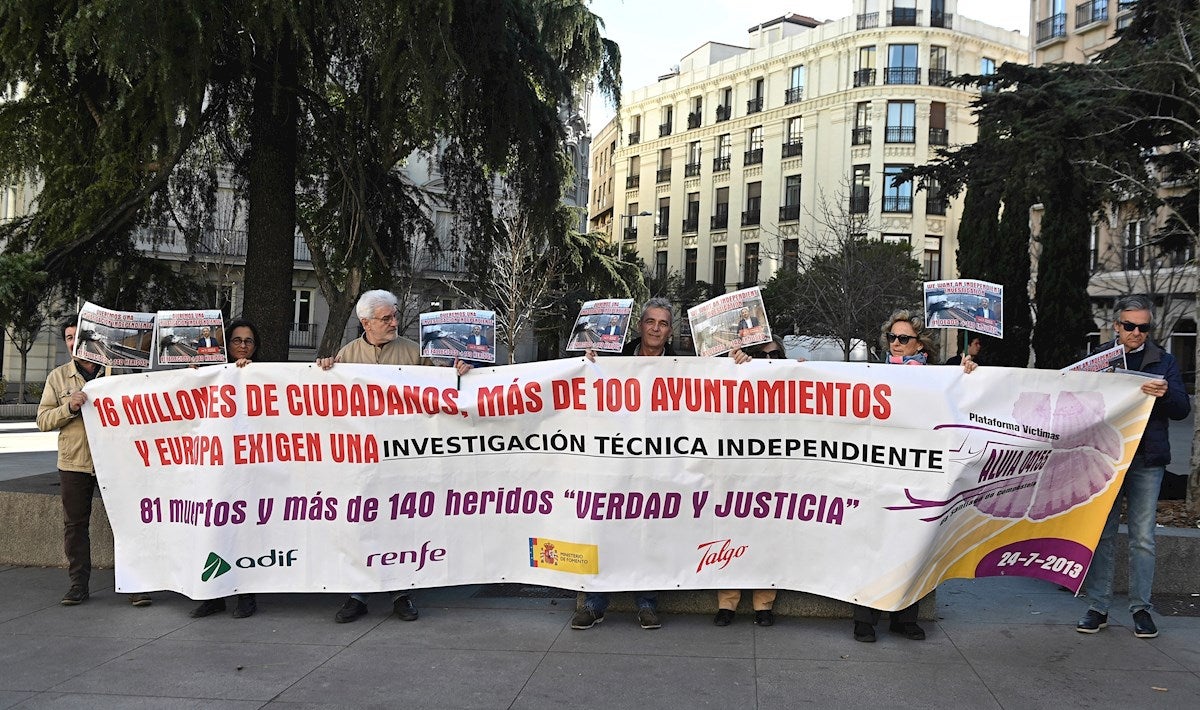 Víctimas del accidente del Alvia piden que Ábalos les reciba y exigen al Gobierno una investigación independiente Víctimas del accidente del Alvia piden que Ábalos les reciba y exigen al Gobierno una investigación independiente
