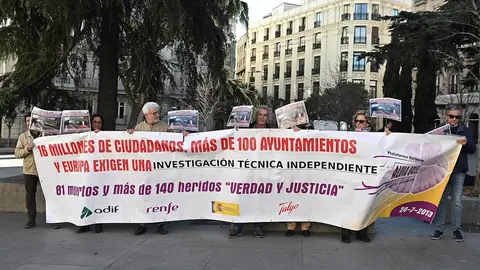 Víctimas del accidente del Alvia protestan en el Congreso Víctimas del accidente del Alvia protestan en el Congreso