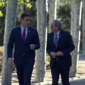 Así ha sido el momento íntimo entre Pedro Sánchez y Quim Torra paseando por Moncloa que se ha "salido de madre"