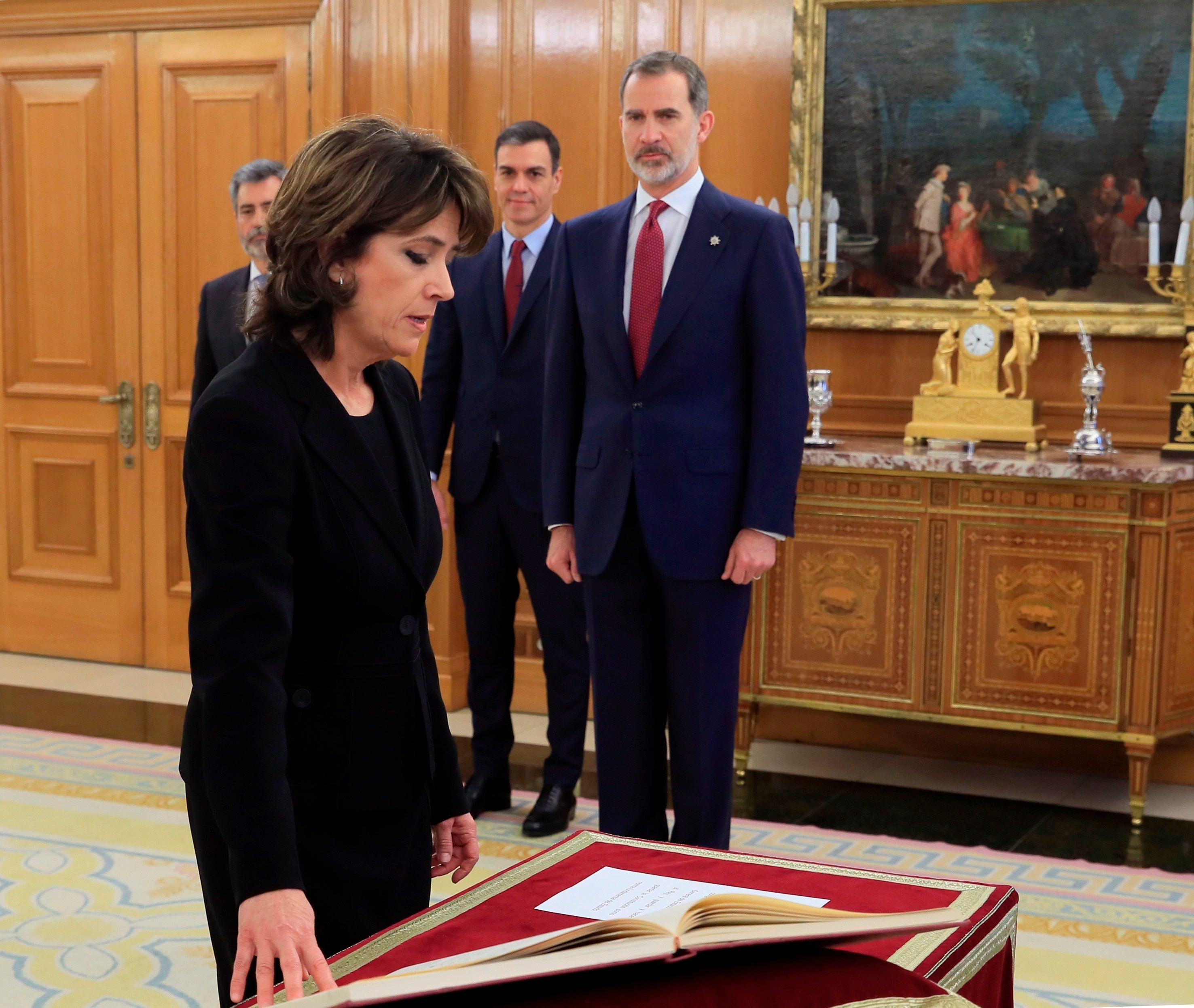 Dolores Delgado promete como fiscal general del Estado ante el Rey y en presencia de Sánchez Dolores Delgado promete como fiscal general del Estado ante el Rey y en presencia de Sánchez