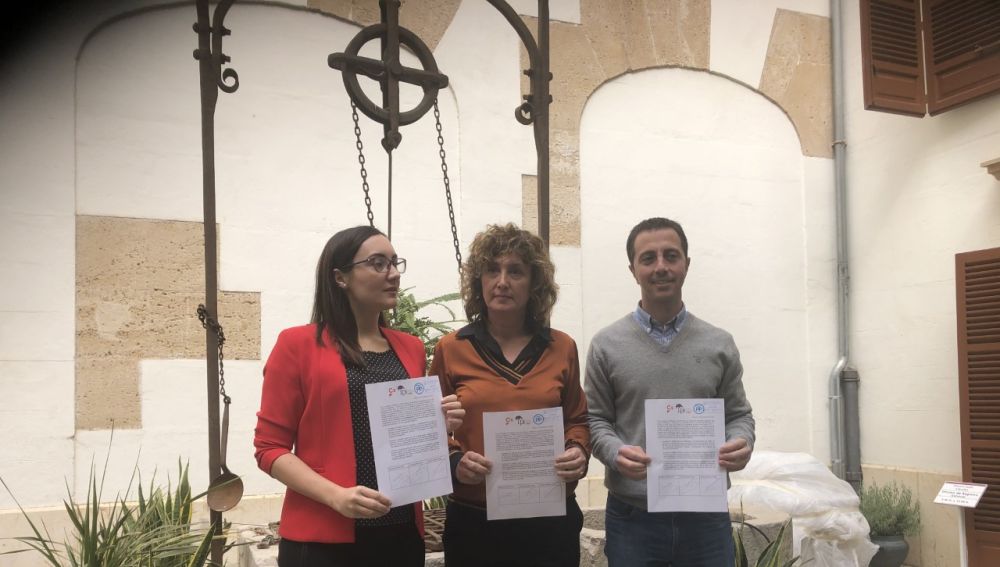 Los portavoces del PP, PI y Cs en el Consell de Mallorca, Llorenç Galmés, Xisca Mora y Beatriz Camiña.