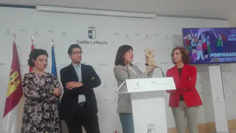 Blanca Fernández muestra la estatuilla que se entregará a los premiados Blanca Fernández muestra la estatuilla que se entregará a los premiados