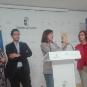 Blanca Fernández muestra la estatuilla que se entregará a los premiados