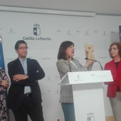 Blanca Fernández muestra la estatuilla que se entregará a los premiados Blanca Fernández muestra la estatuilla que se entregará a los premiados