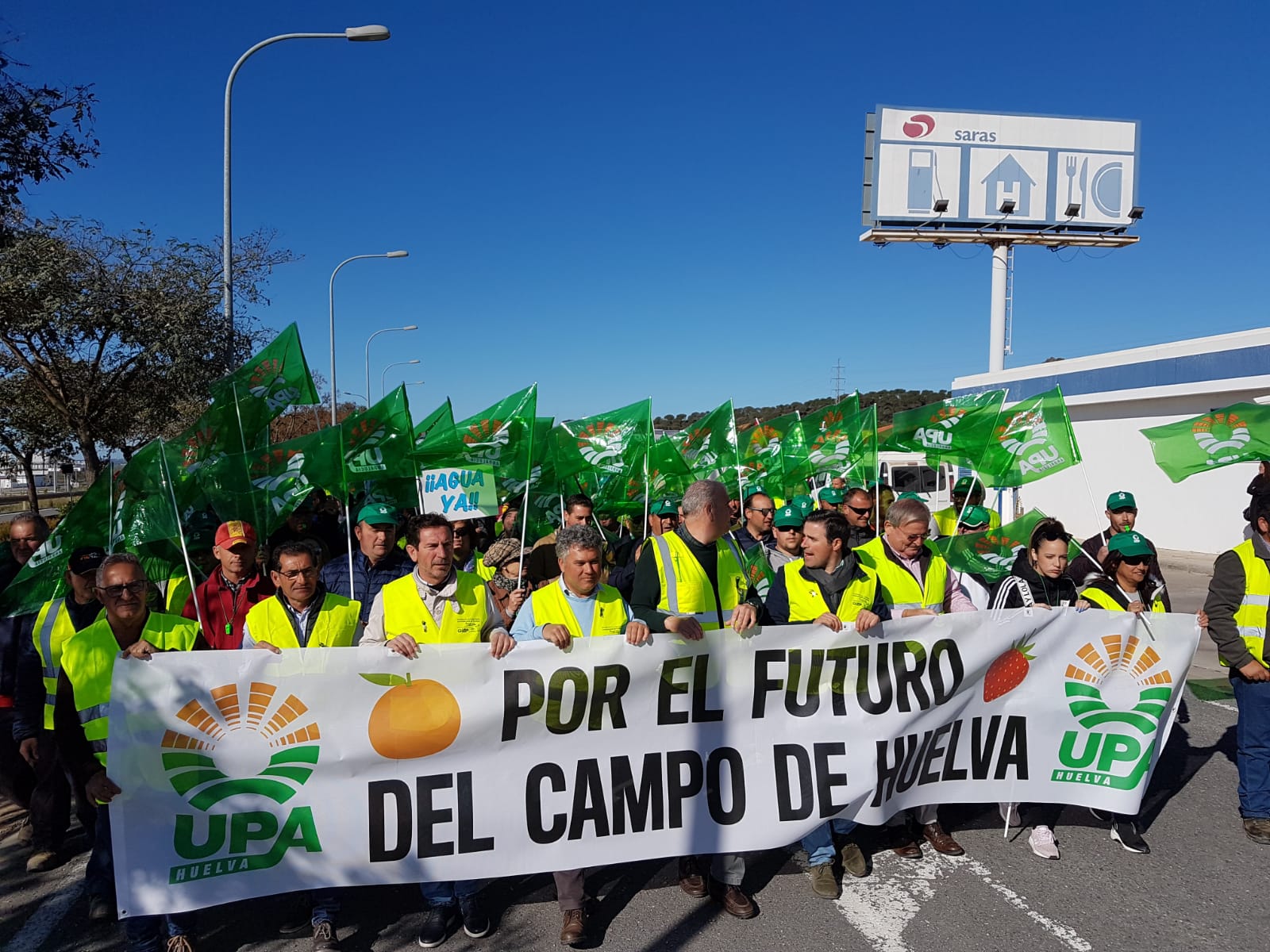 Agricultores y Ganaderos cortan el puente de Portugal para pedir precios justos en origen Agricultores y Ganaderos cortan el puente de Portugal para pedir precios justos en origen