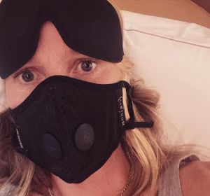 Gwyneth Paltrow viajando con mascarilla Gwyneth Paltrow viajando con mascarilla