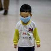 Un niño con una mascarilla para protegerse del coronavirus