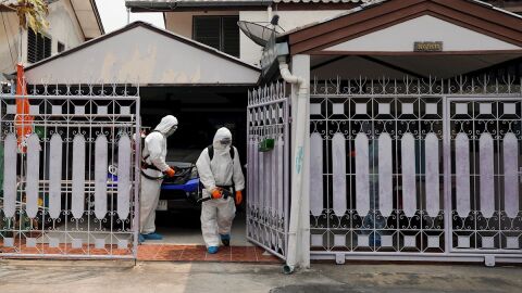 Coronavirus: Servicios sanitarios desinfectan una vivienda