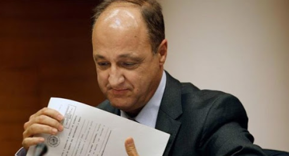 Un abogado murciano denuncia la falta de imparcialidad del jefe de la inspección educativa que avala el "pin parental". Un abogado murciano denuncia la falta de imparcialidad del jefe de la inspección educativa que avala el "pin parental".