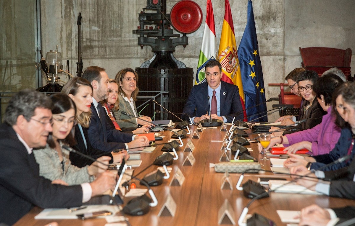 ¿Trata de camuflar Sánchez su mesa de diálogo con Cataluña al desplazar a trece ministros a un encuentro en La Rioja? ¿Trata de camuflar Sánchez su mesa de diálogo con Cataluña al desplazar a trece ministros a un encuentro en La Rioja?
