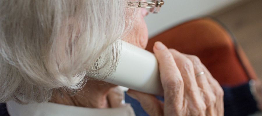 Una anciana hablando por teléfono Una anciana hablando por teléfono