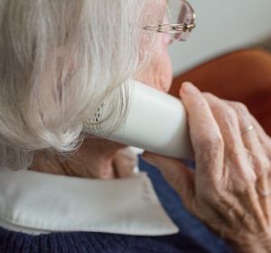 Una anciana hablando por teléfono Una anciana hablando por teléfono